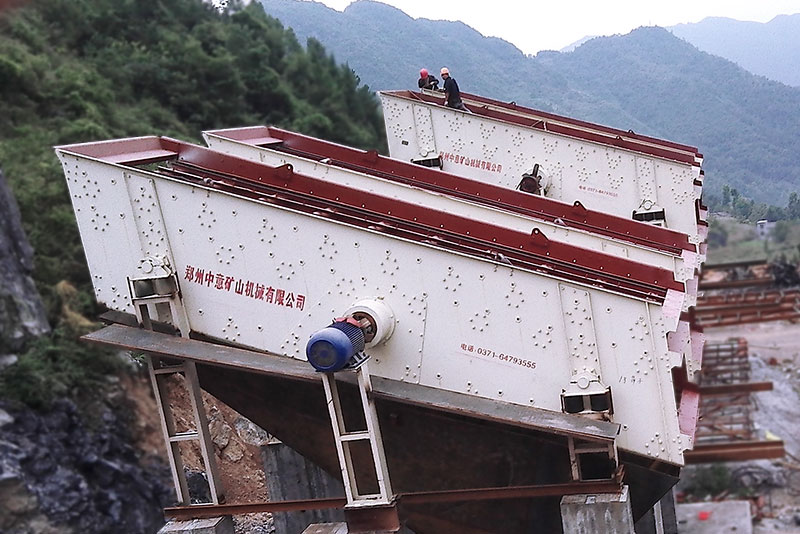 Henan cobblestone crushing and sand making project introduces multiple circular vibrating screens from China and Italy